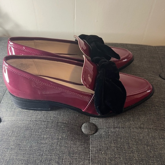 Nine West Women's Glossy Burgundy Flats with Velvet Black Bow - Picture 4 of 7